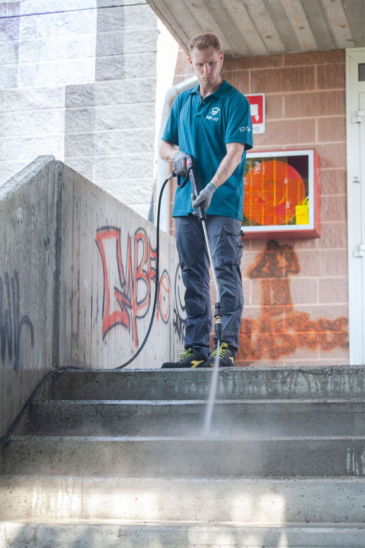 max-wind-idrojet-pulizia-scalinate-parco