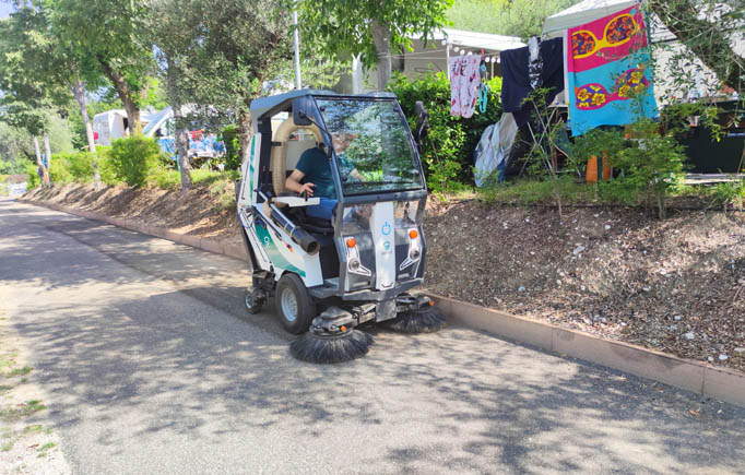 mp-ht_spazzatrice-uomo-a-bordo-camping